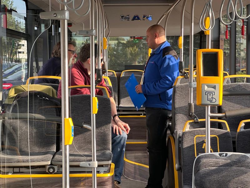 Konrad jako sędzia i rozmawia z innymi osobami w autobusie