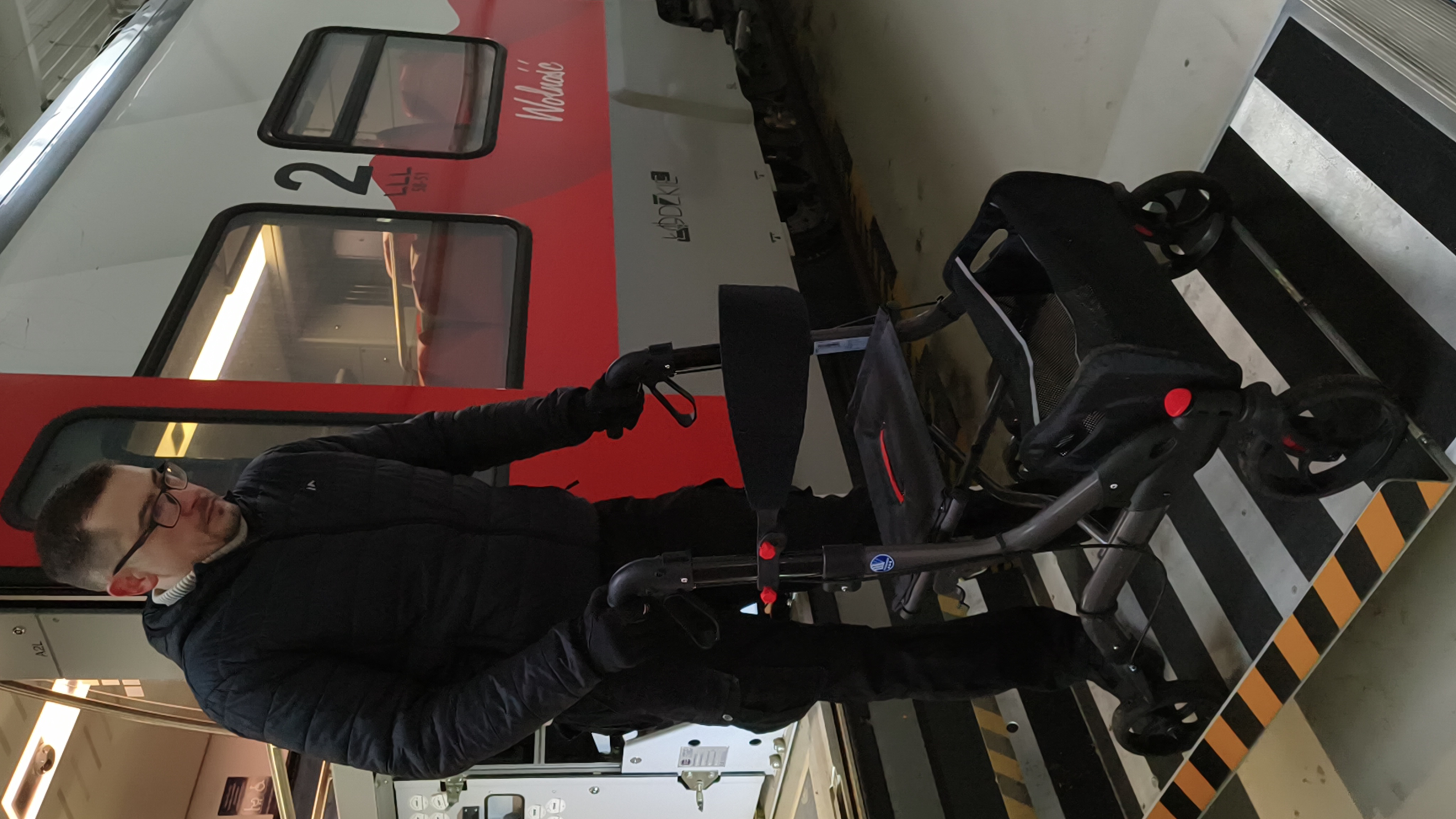 Tomasz wysiada z pociągu za pomocą platformy