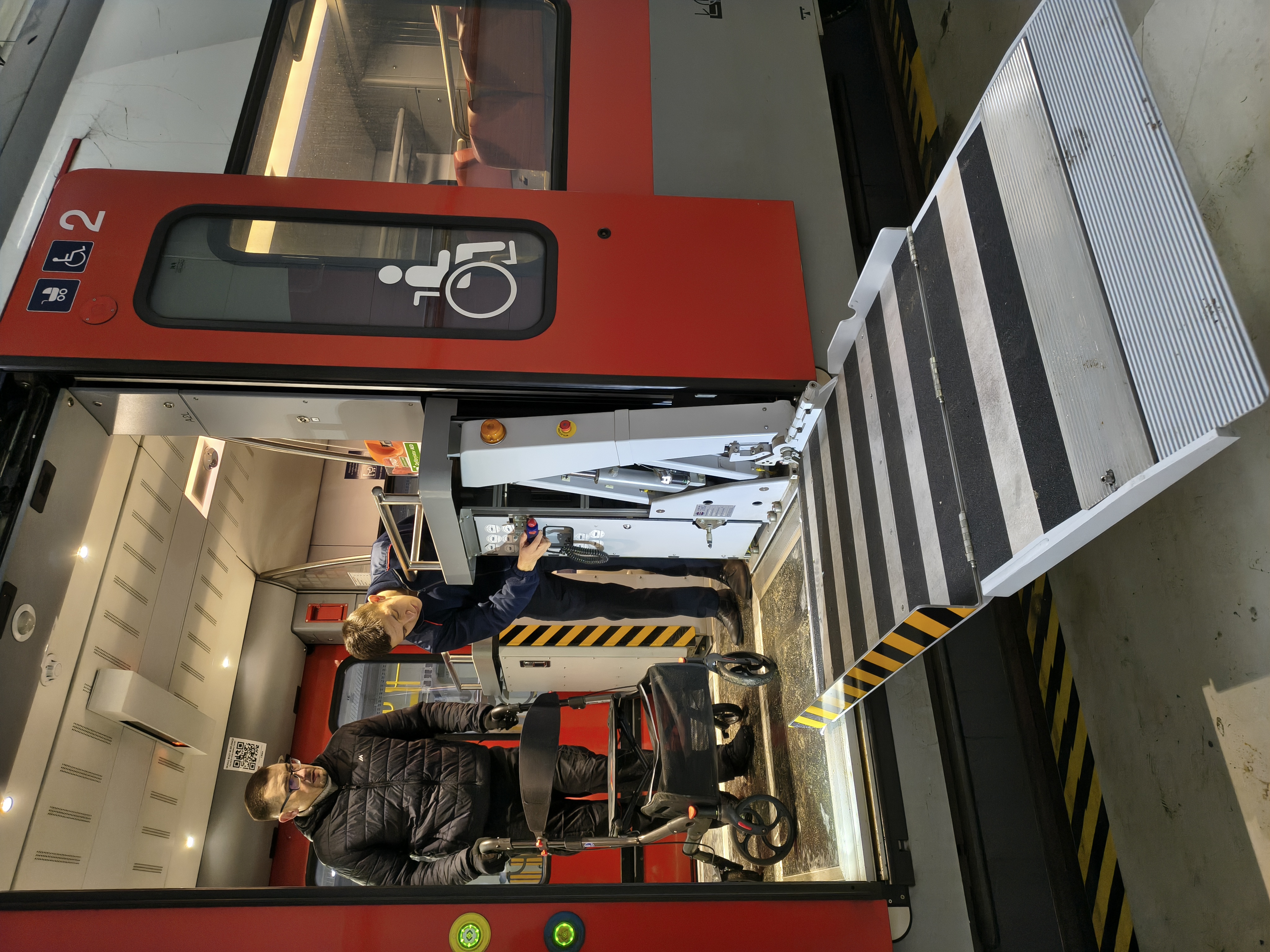 Konduktor obsługuje platformę w pociągu