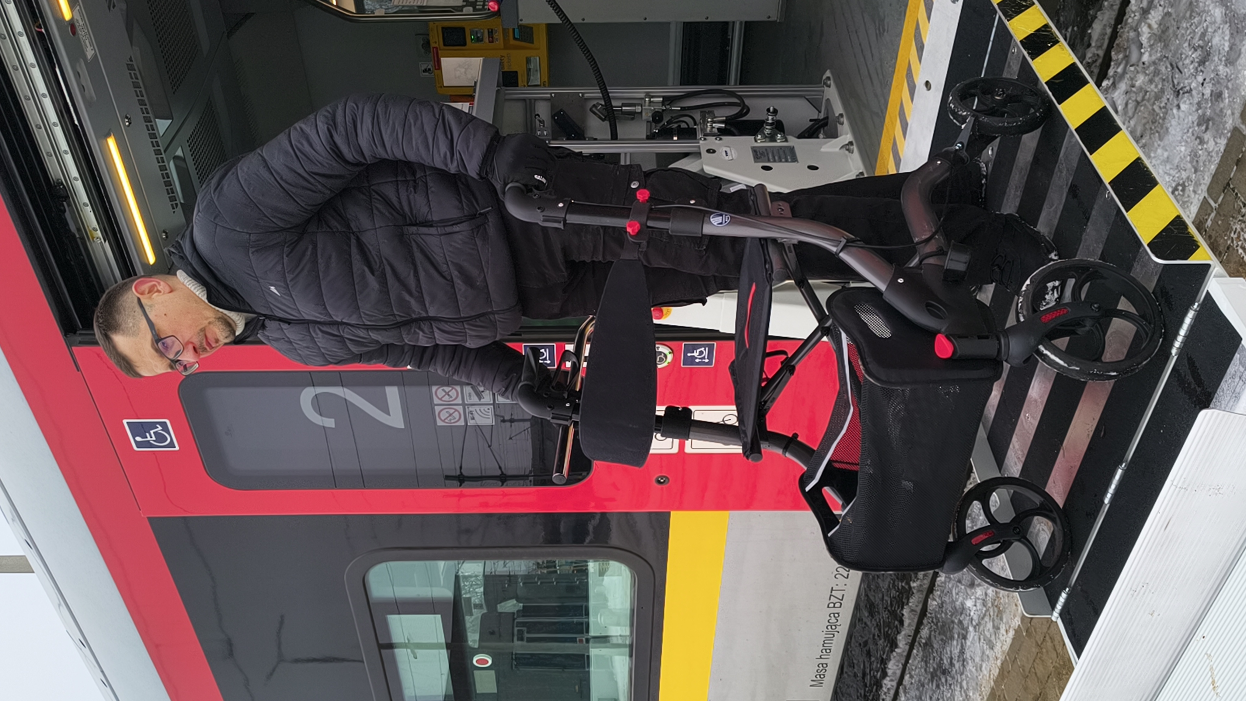 Tomasz wysiada z pociągu za pomocą platformy druga próba