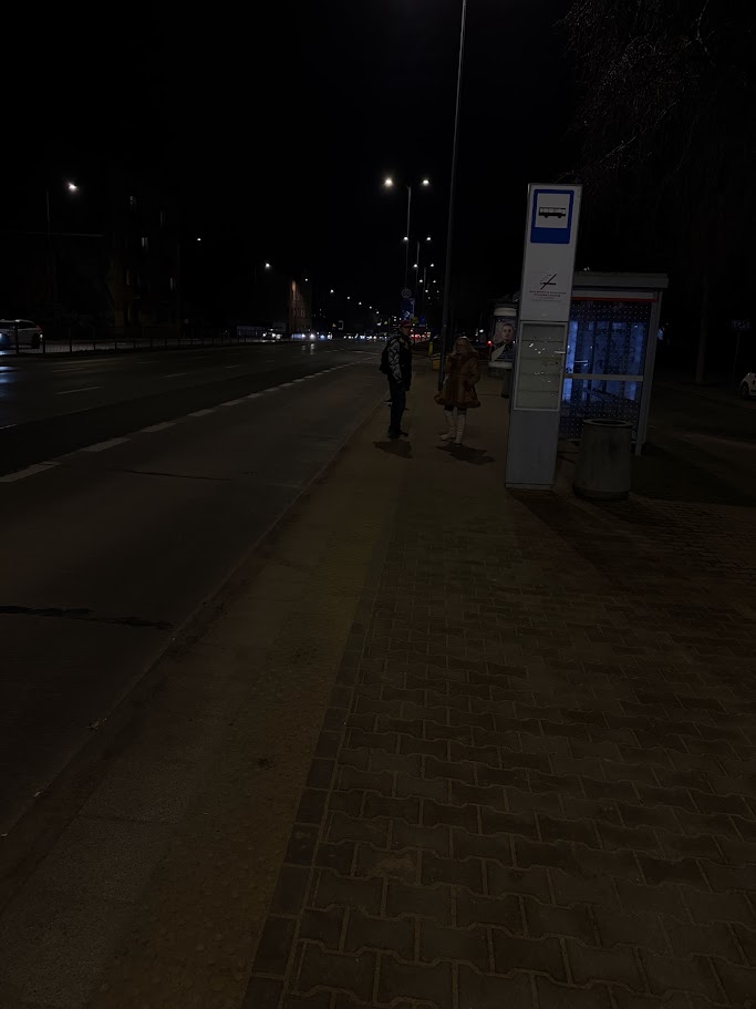 Przystanek autobusowy słabo oświetlony