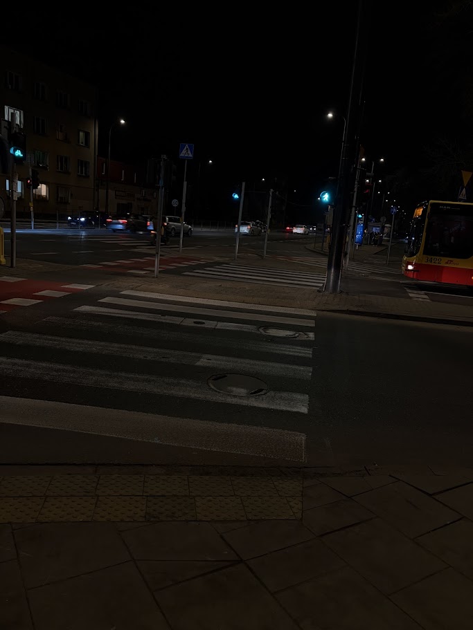 Przejścia dla pieszych na dużym skrzyżowaniu