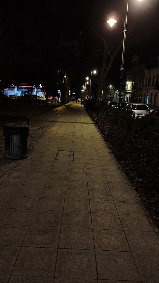 Chodnik troszkę lepiej oświetlony